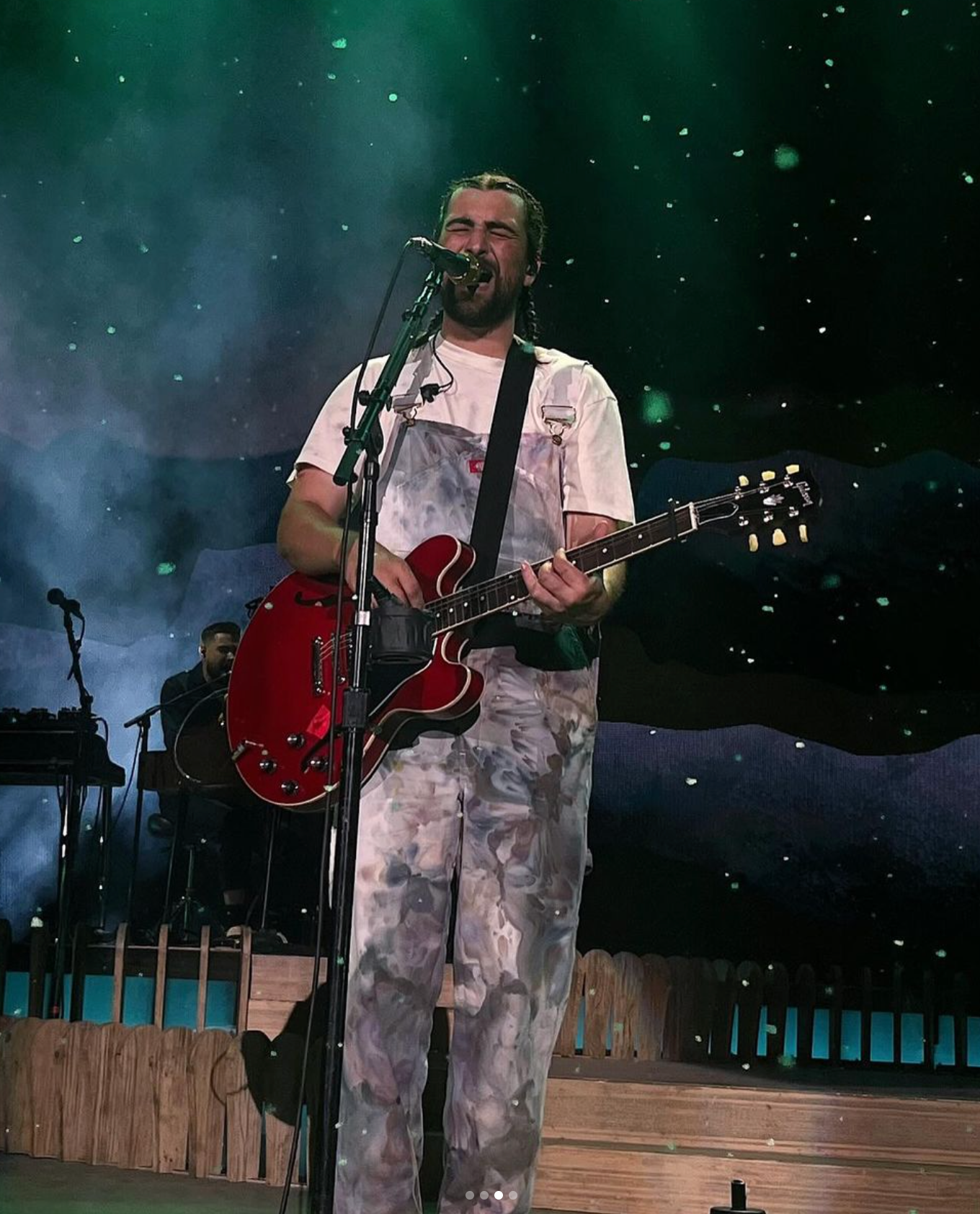 Noah Kahan Jumps In Vision Bored Overalls For His Denver Show: A Behind-the-Scenes Look
